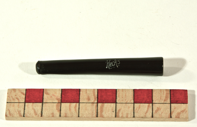 878270 Afbeelding van een sigarettenpijpje, als reclamemateriaal uitgegeven door Heck's Lunchroom, uit de ...